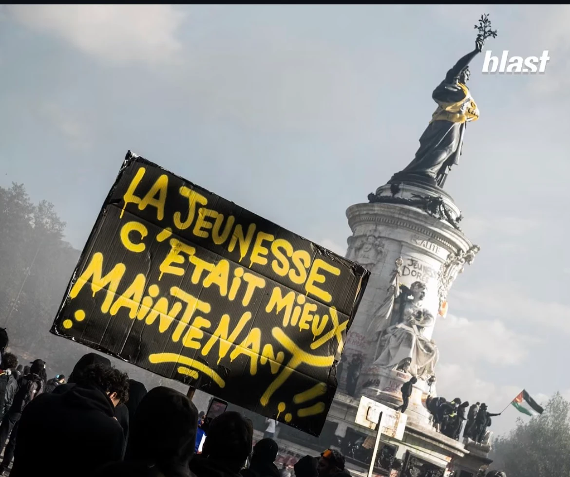 Protest sign reading: LA JEUNESSE C’ÉTAIT MIEUX MAINTENANT