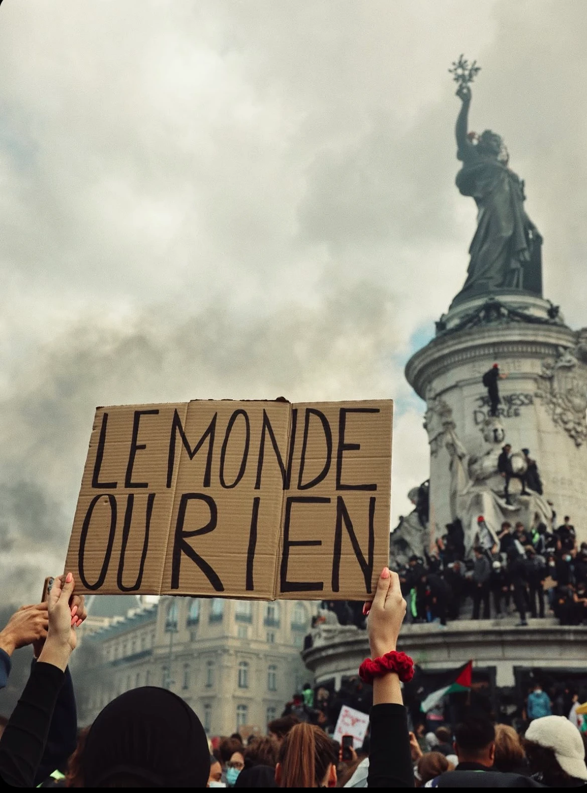 Protest sign reading: LE MONDE OU RIEN